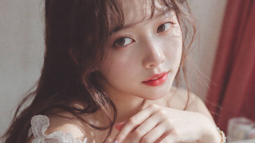 替代文本：专业的现代装修服务师傅在安装烟机