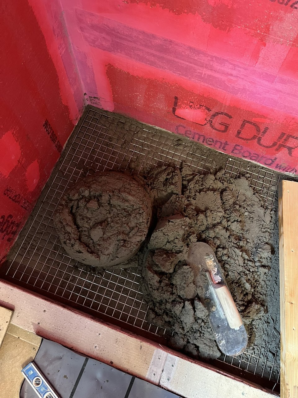 地面抹水泥砂浆底座,钢丝网、水平尺