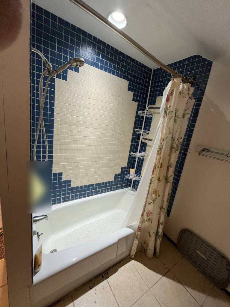 施工前：原来的浴缸淋浴区